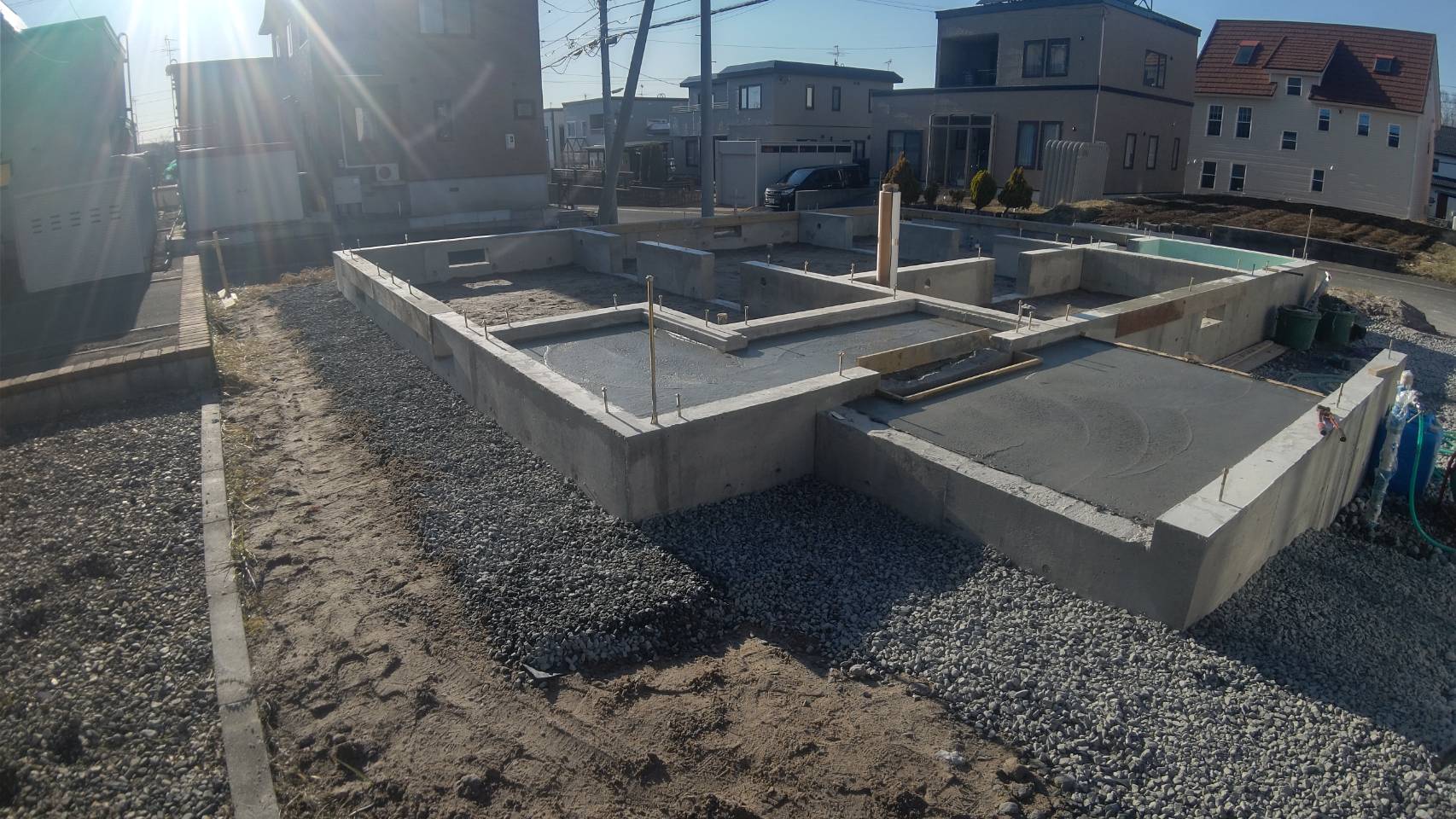＜ビリ砂利敷＞ 虹ヶ丘 | 株式会社 岡本工務店